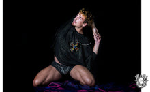 Load image into Gallery viewer, Tunique Romanesque / croix brodée / chevalier / pull gold et noir / taille unique / one size tunique / cross embroidery / unisexe