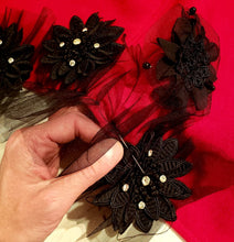 Load image into Gallery viewer, Cape en laine et polyester, fleurs, guipure, perles, cristaux, Hélène Clermont par ENVERS