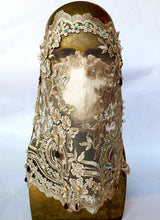 Charger l'image dans la galerie, Masque voile dentelle Hommage à Catherine de Médicis / Serafino pour ENVERS / mariée / mariage / wedding / liturgie / monarchie / diamants / diamonds / or / turquoises / rubellites tourmalines / perles / pearls / gold / tapis rouge / première / gala