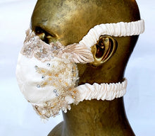 Charger l'image dans la galerie, Masque voile dentelle Hommage à Catherine de Médicis / Serafino pour ENVERS / mariée / mariage / wedding / liturgie / monarchie / diamants / diamonds / or / turquoises / rubellites tourmalines / perles / pearls / gold / tapis rouge / première / gala