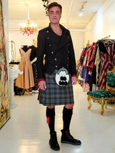 Load image into Gallery viewer, Kilt Écossais de Julie Perron / SUR-MESURE seulement  / MADE TO MEASURE only / Scotland / tartan 100% laine / plaid / Scottish / Écosses / skirt / Montreal tartan plaid / uniforme militaire / mariage / protocole / cérémonie / tradition ancestrale