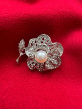 Charger l&#39;image dans la galerie, Broche bijoux Rose / argent Stainless cristal perle
