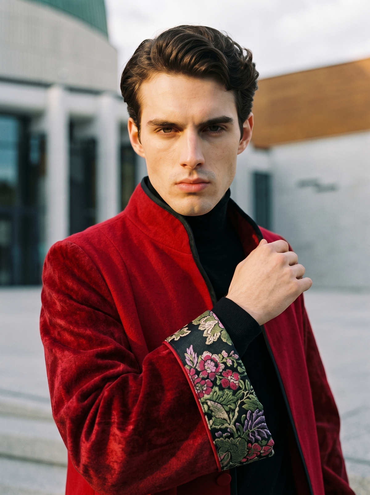 Manteau d'Opéra Rouge à Brocart Fleuri