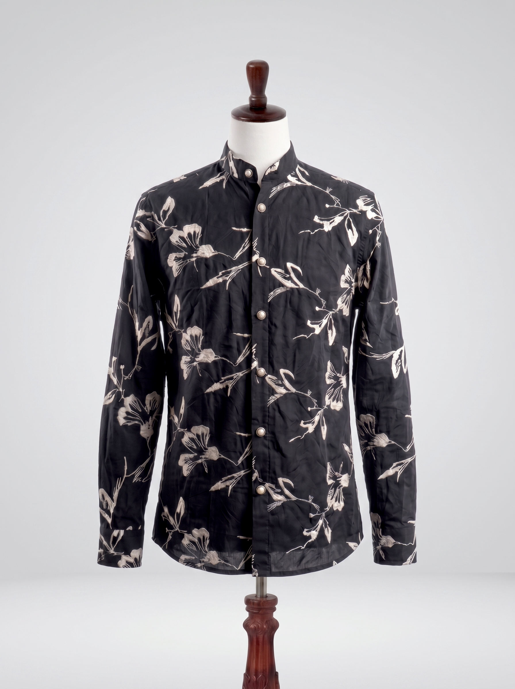 Chemise de soie noire et blanche à col Mao brodé