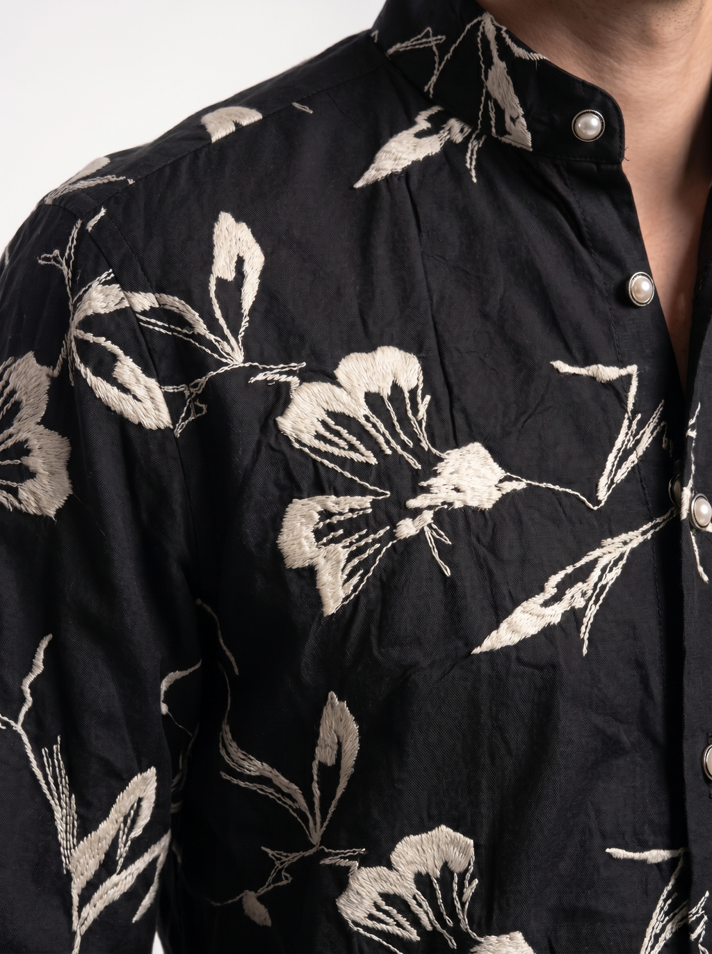 Chemise de soie noire et blanche à col Mao brodé