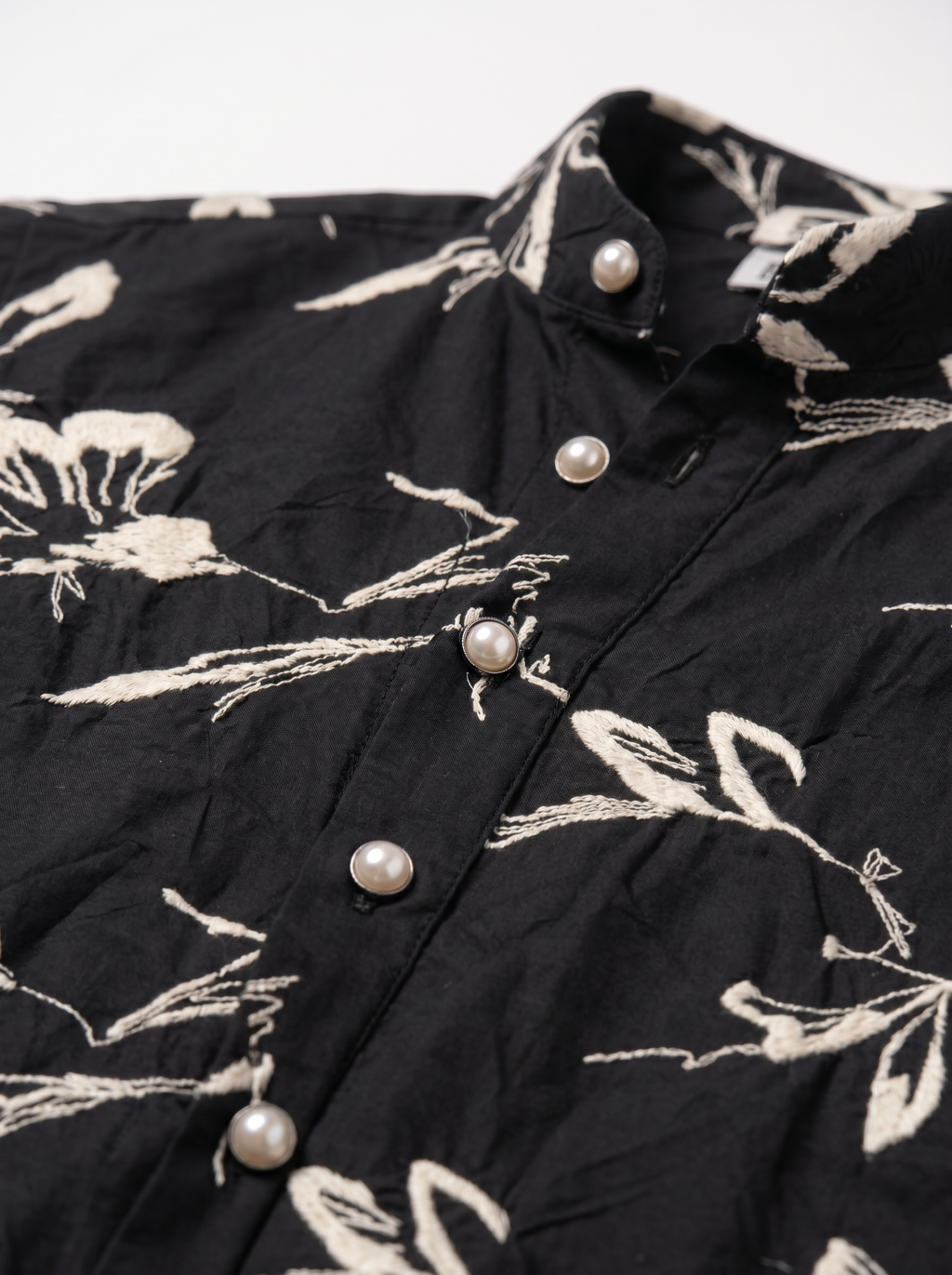 Chemise de soie noire et blanche à col Mao brodé