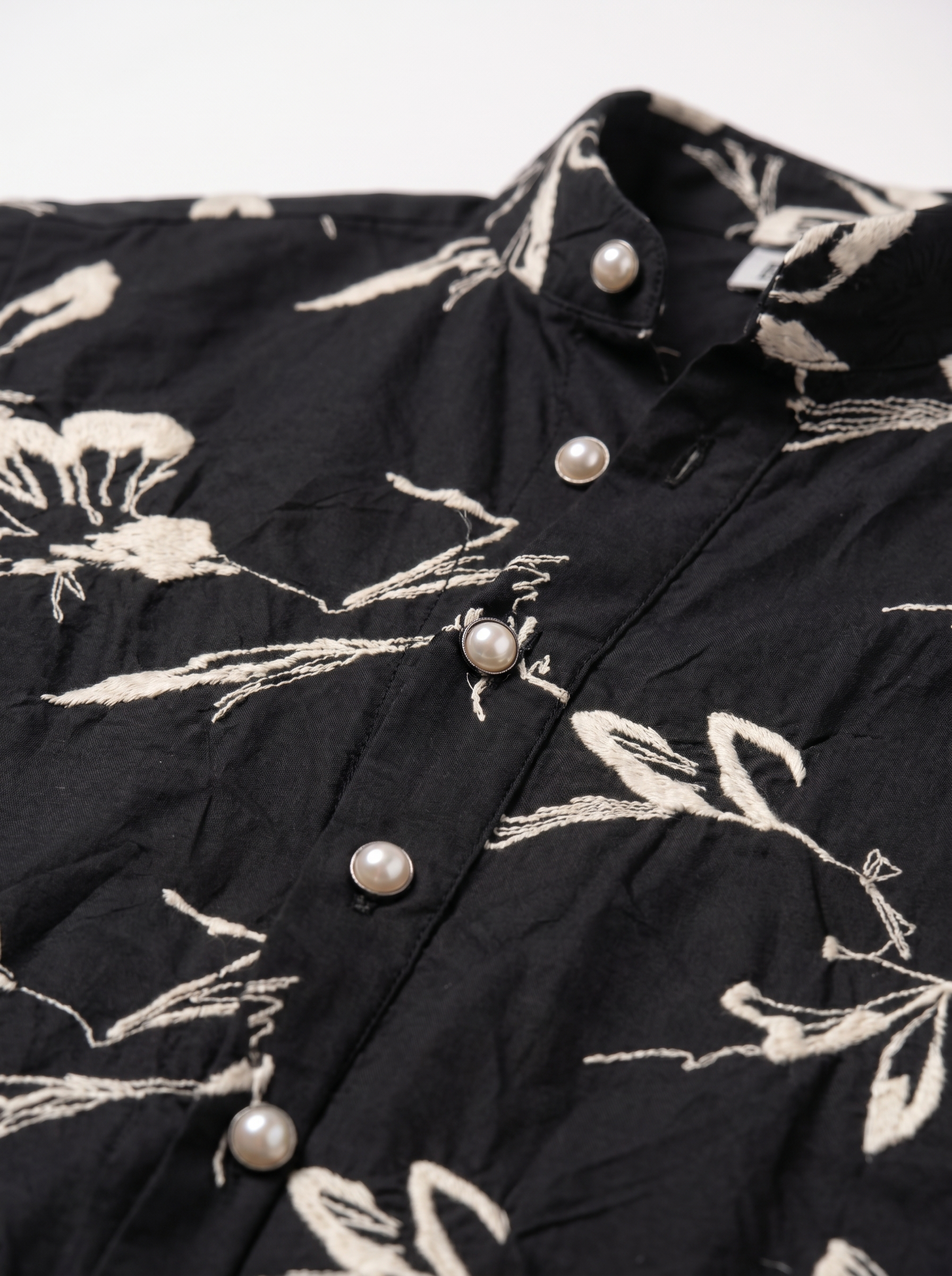 Chemise de soie noire et blanche à col Mao brodé