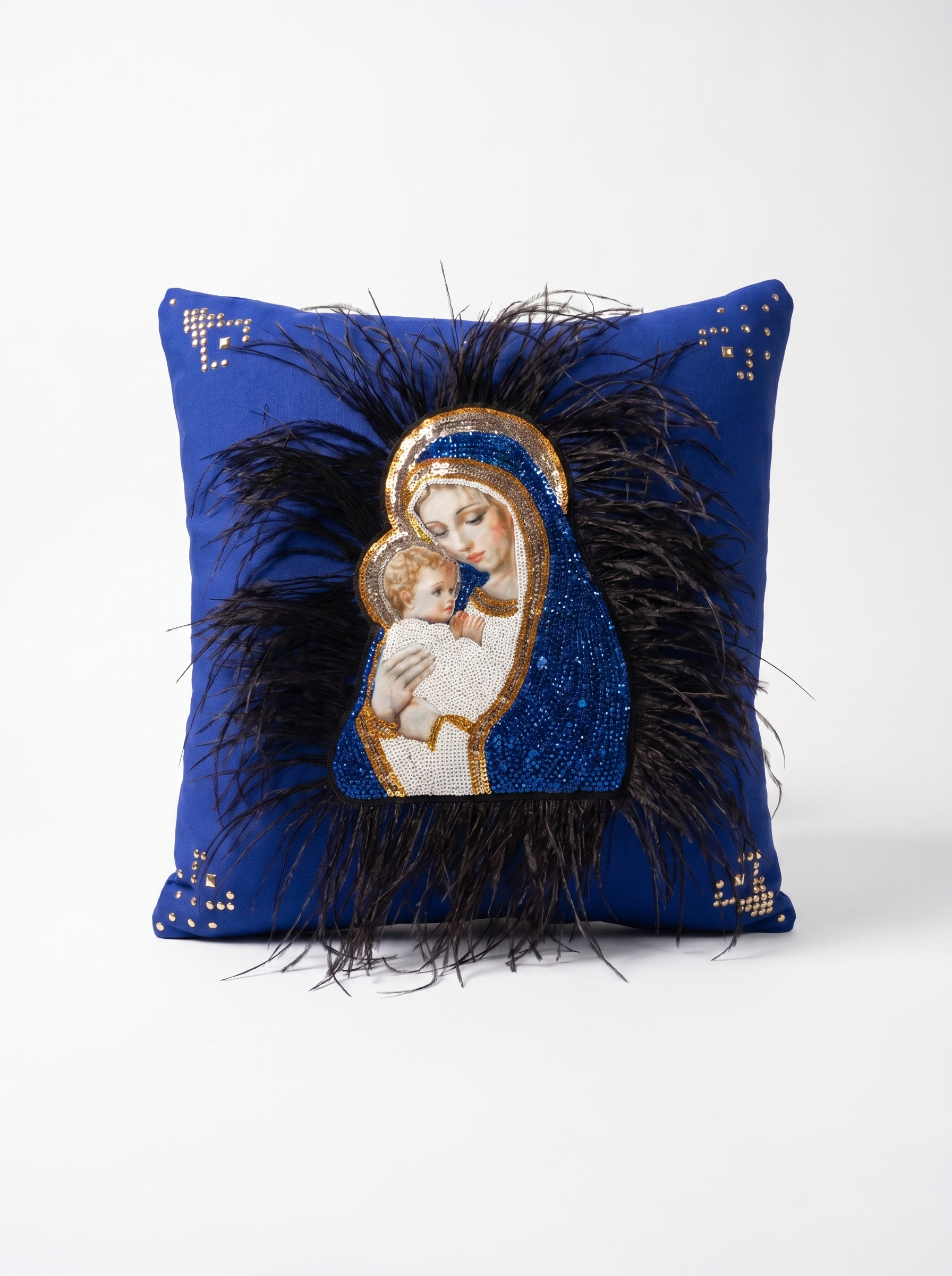 Coussin bleu orné de plumes noires et de Madone