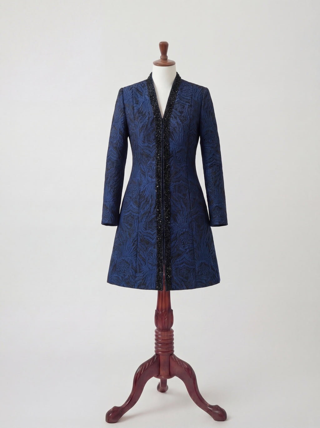 Manteau-robe bleu brocart à bordure perlée