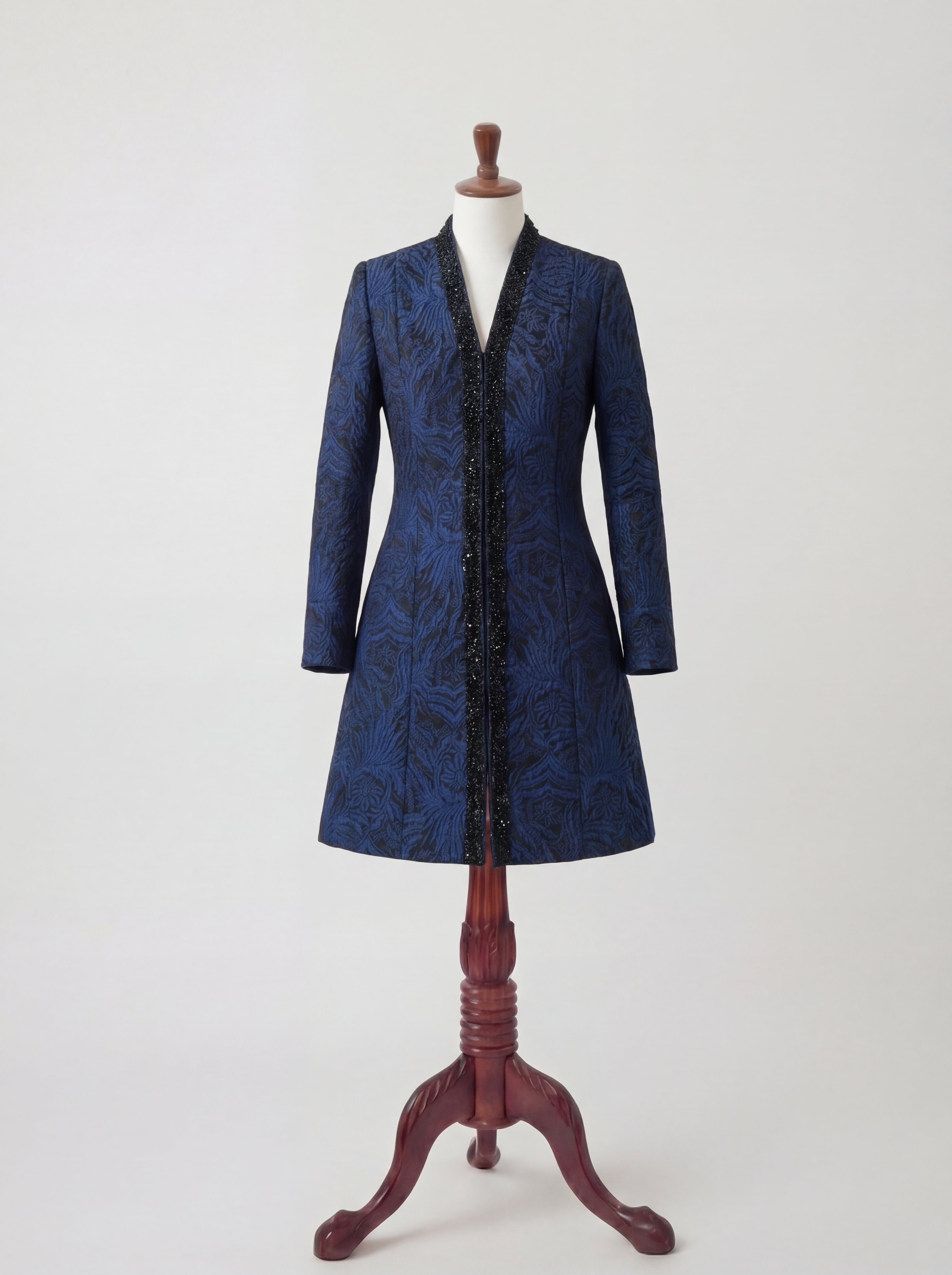Manteau-robe bleu brocart à bordure perlée
