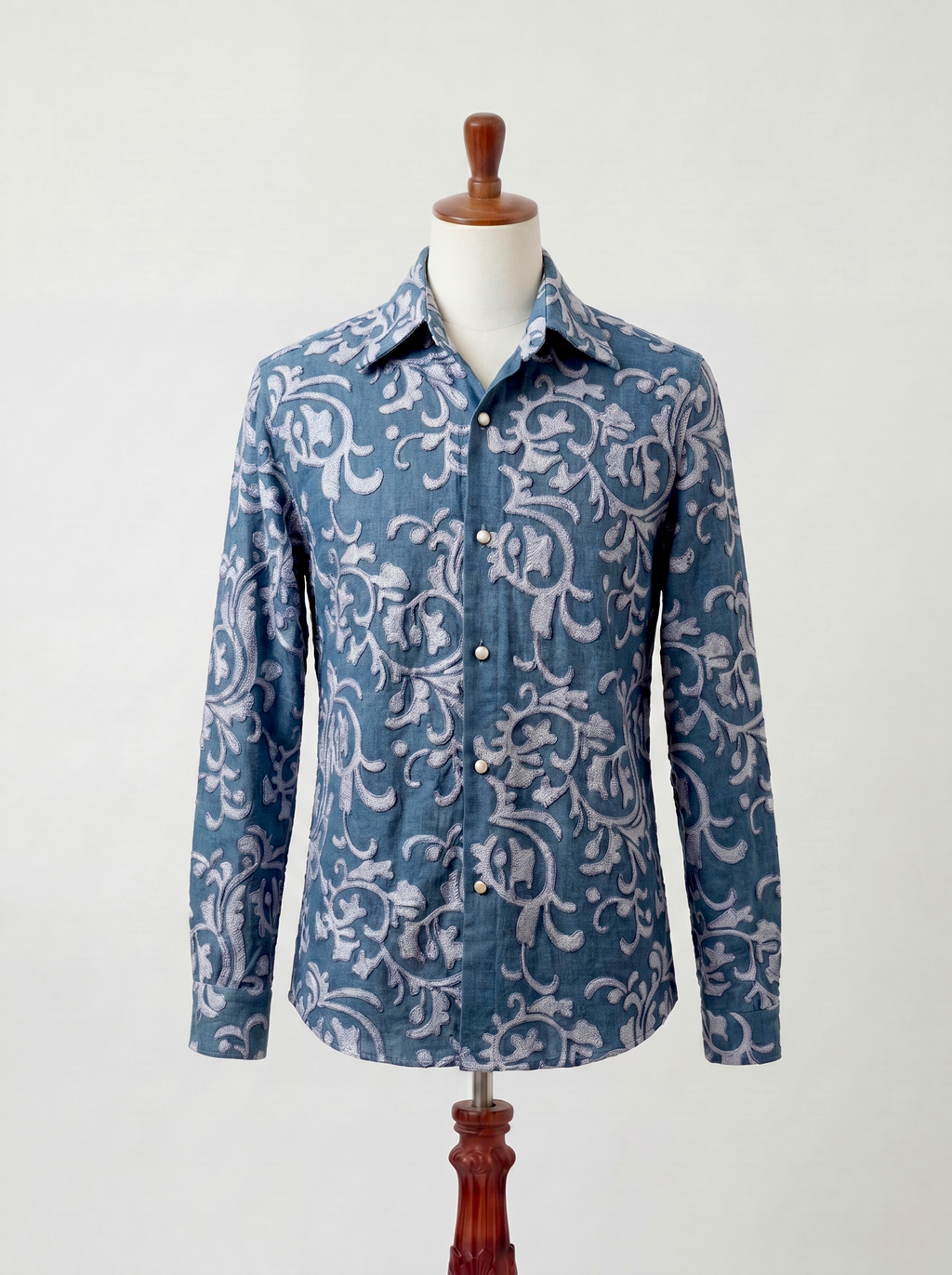 Chemise bleue à arabesques brodées