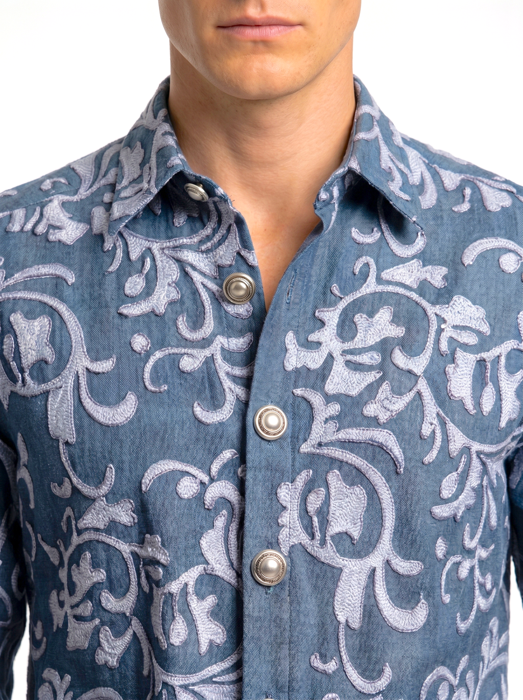 Chemise bleue à arabesques brodées
