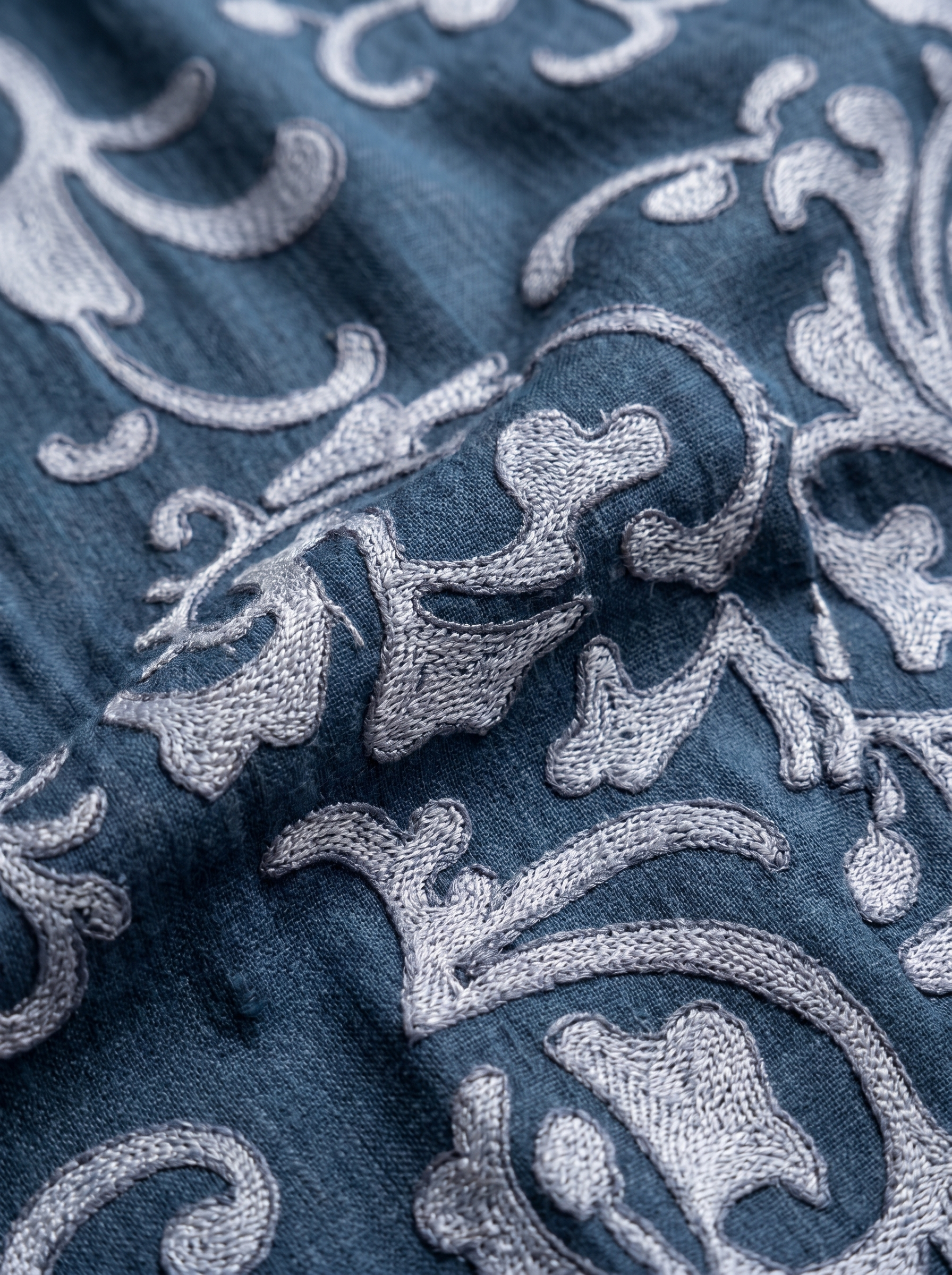 Chemise bleue à arabesques brodées