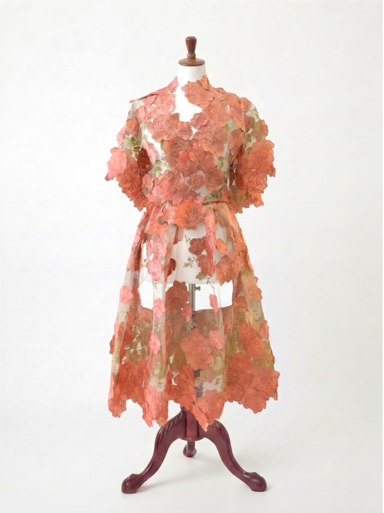 Robe florale corail en transparence