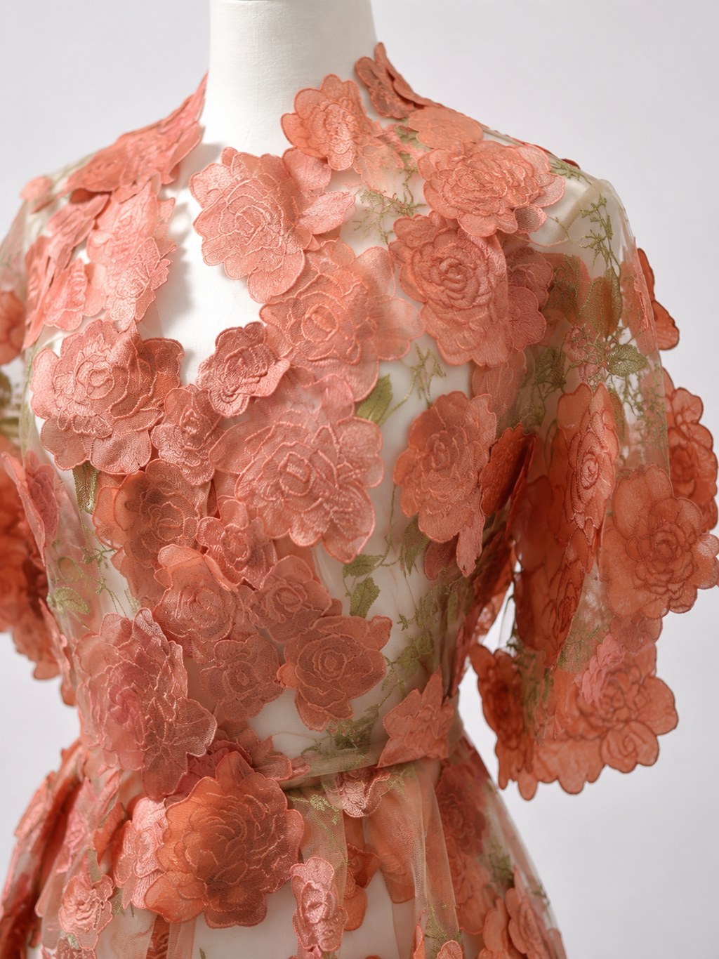 Robe florale corail en transparence