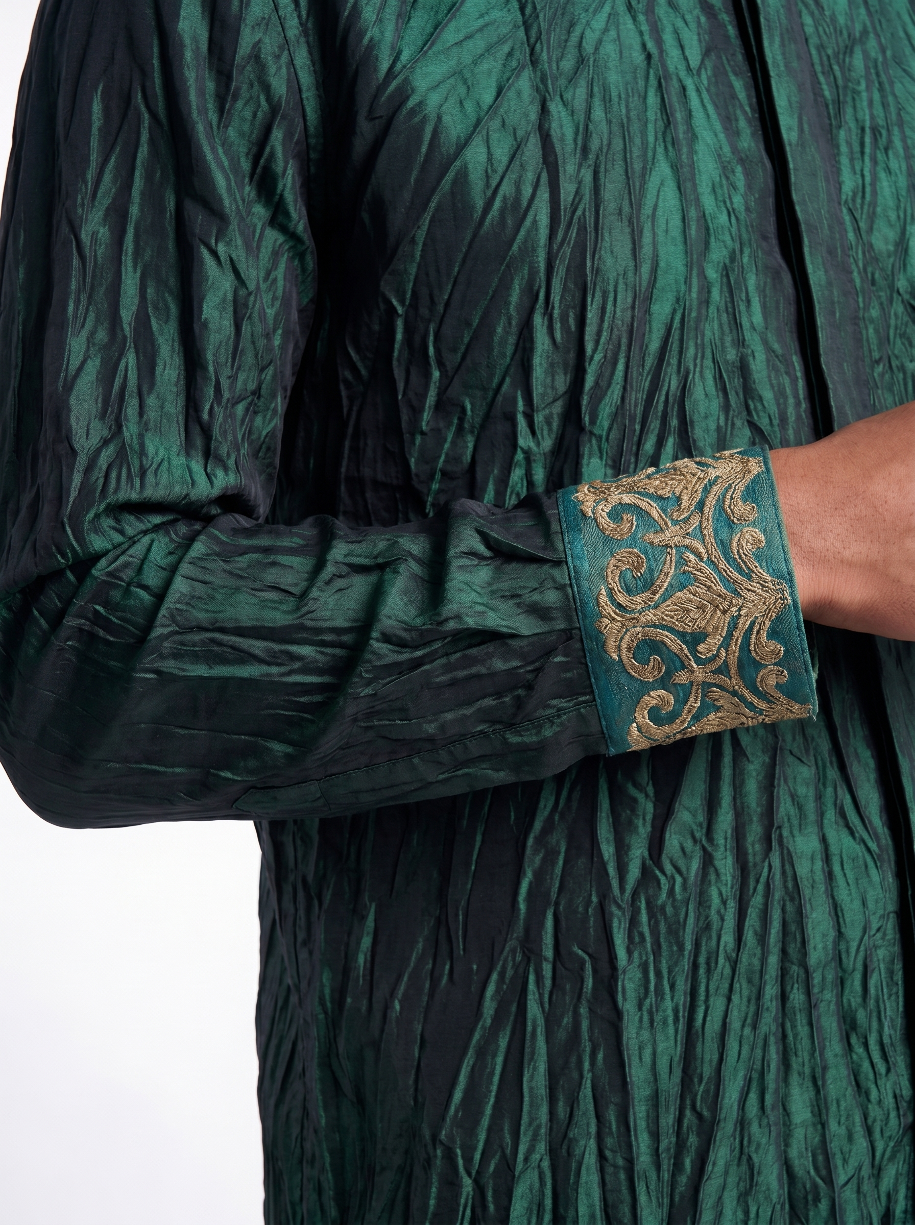 Chemise de soie verte à col brodé