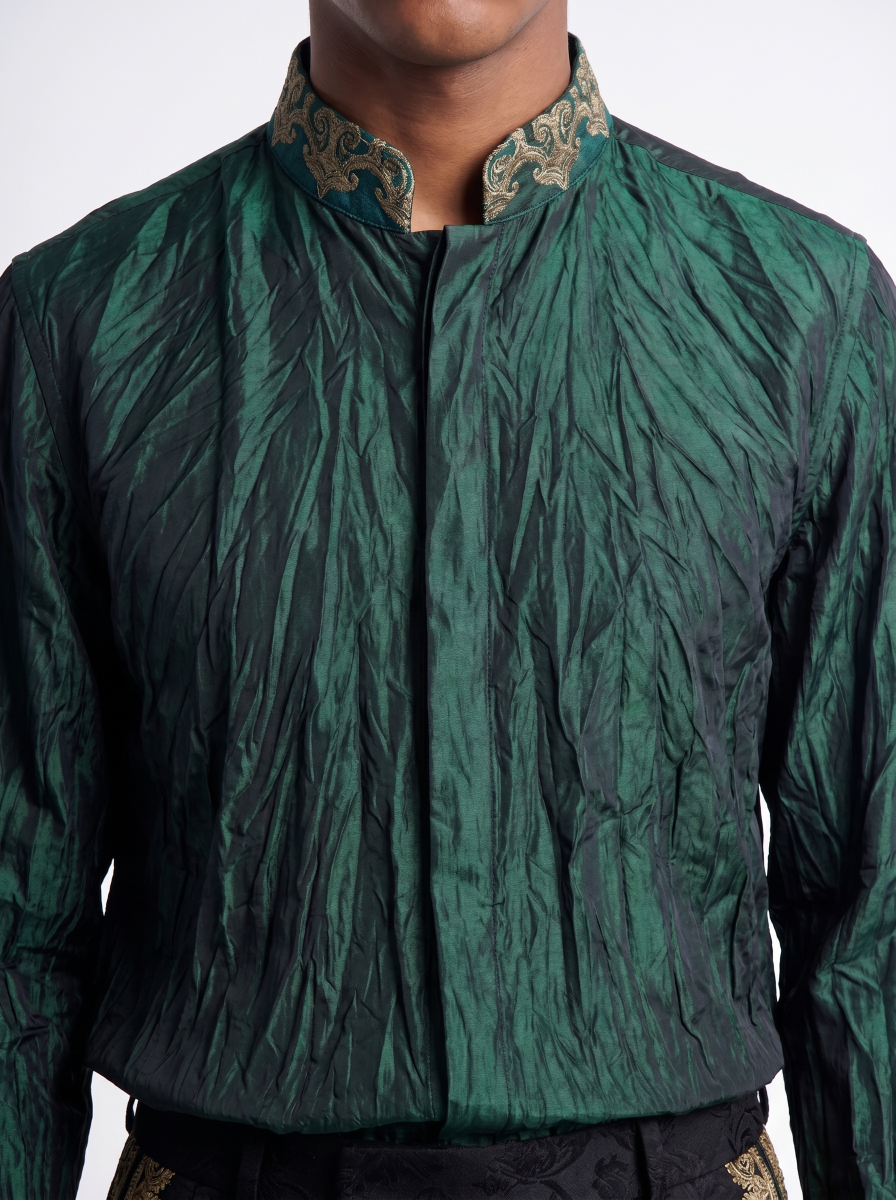 Chemise de soie verte à col brodé