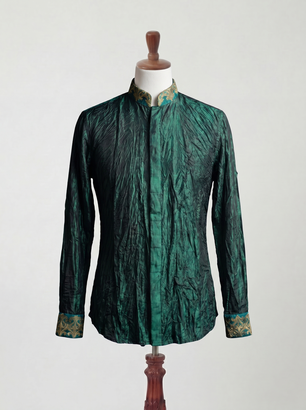 Chemise de soie verte à col brodé