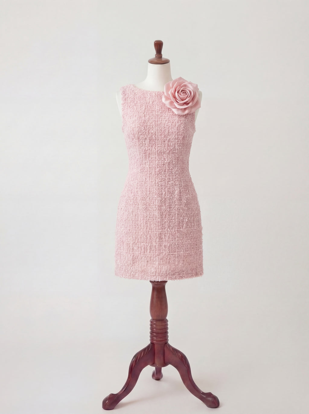 Robe en tweed rose avec fleur