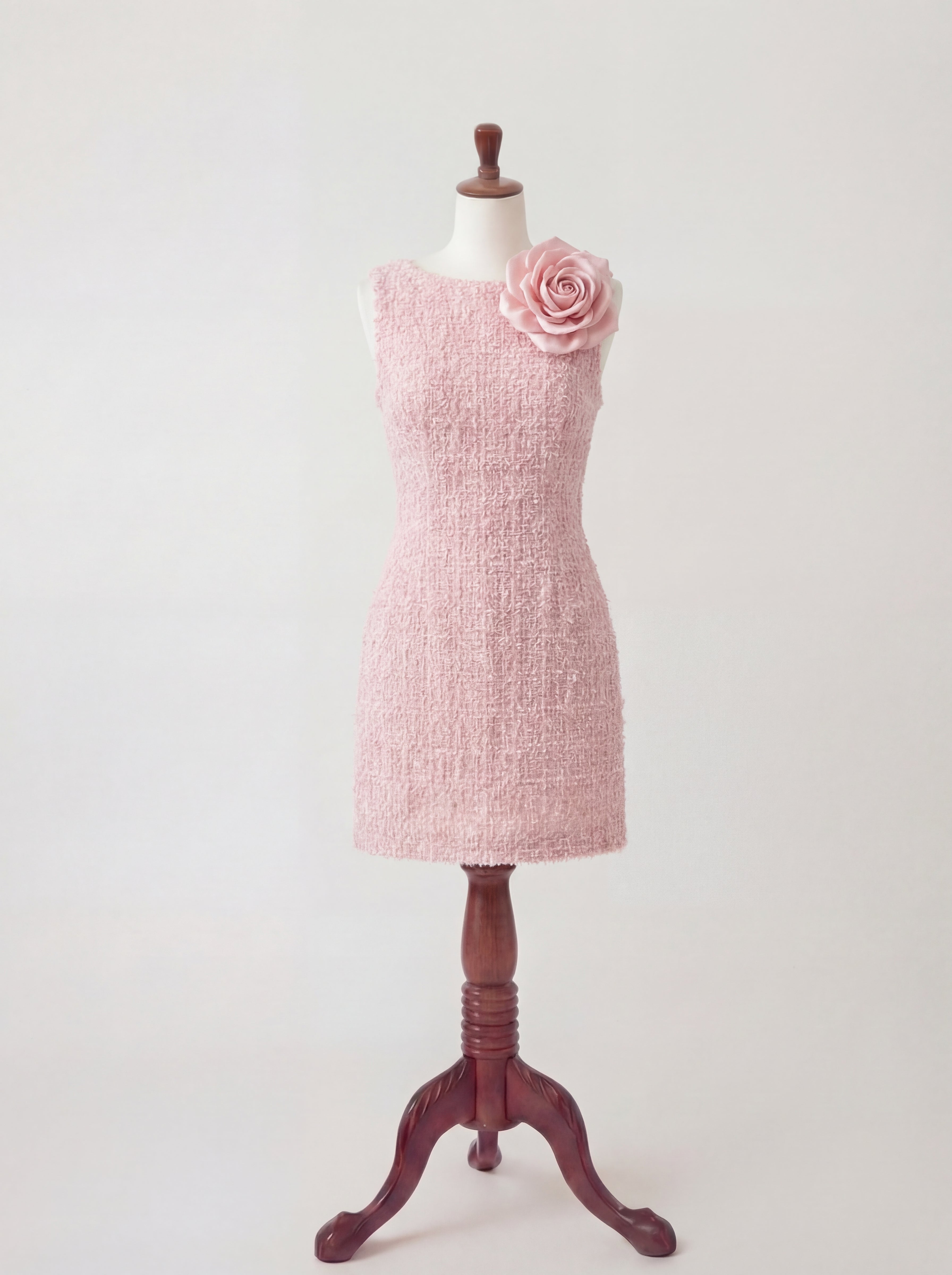 Robe en tweed rose avec fleur