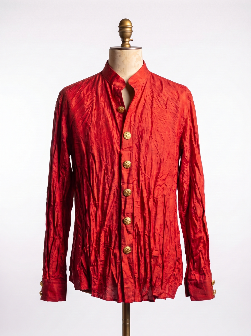 Chemise de soie rouge à effet froissé