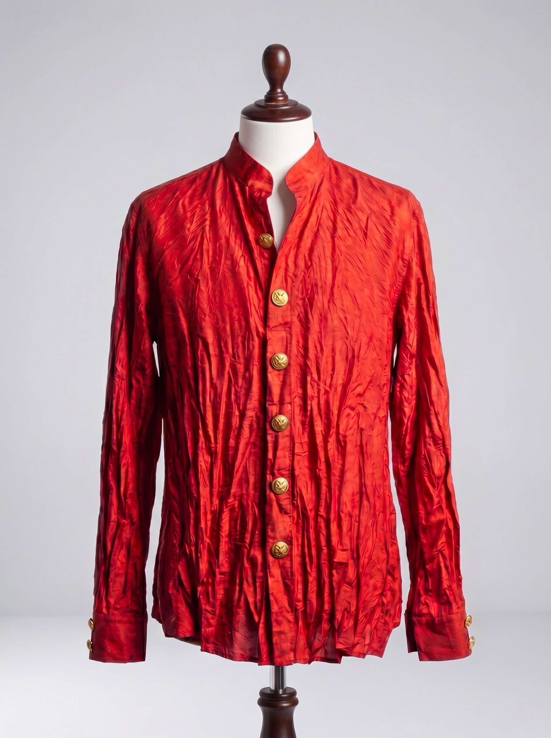 Chemise de soie rouge à effet froissé