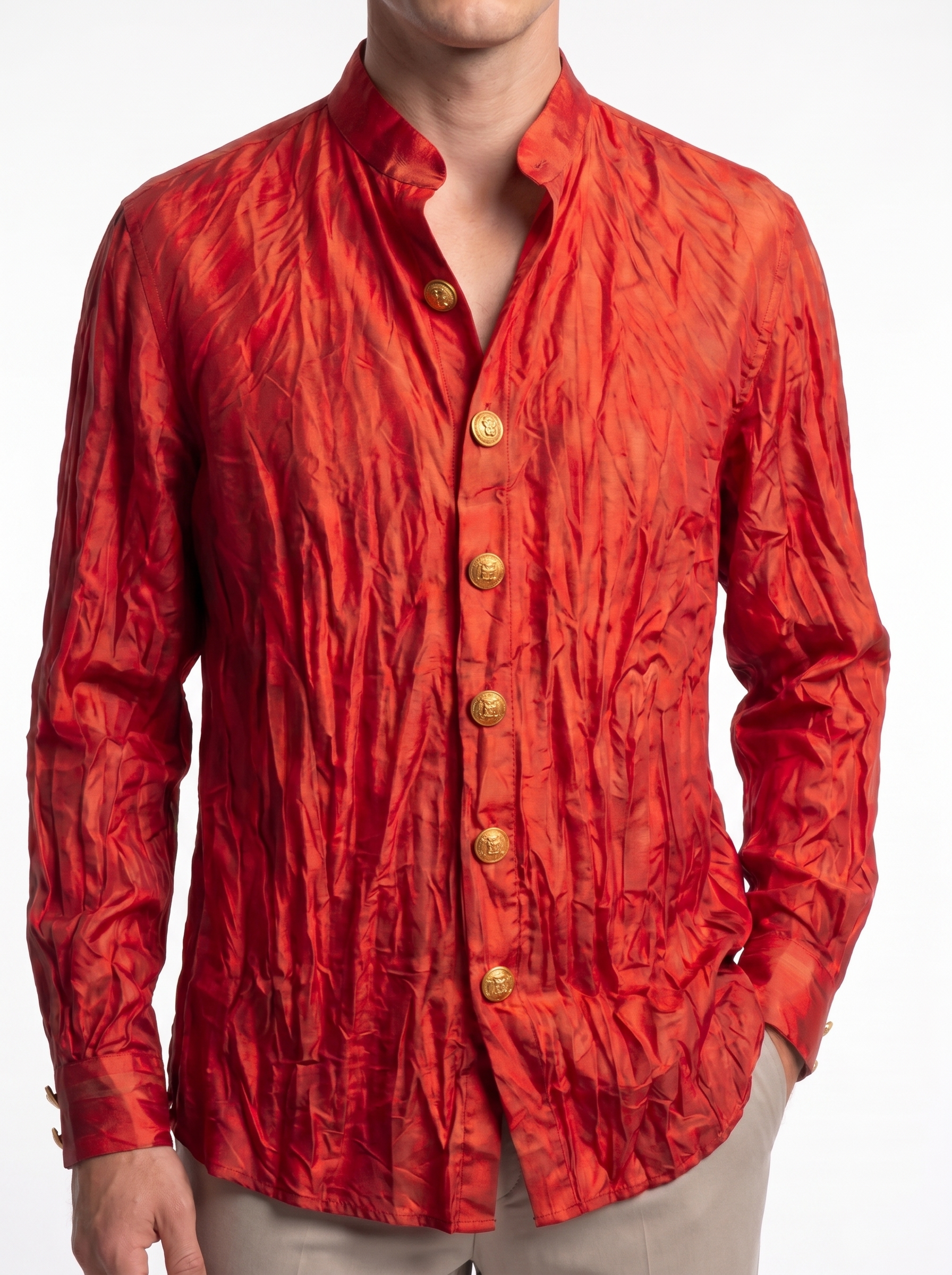 Chemise de soie rouge à effet froissé