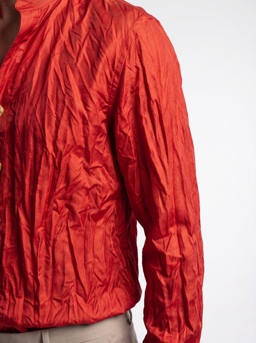 Chemise de soie rouge à effet froissé