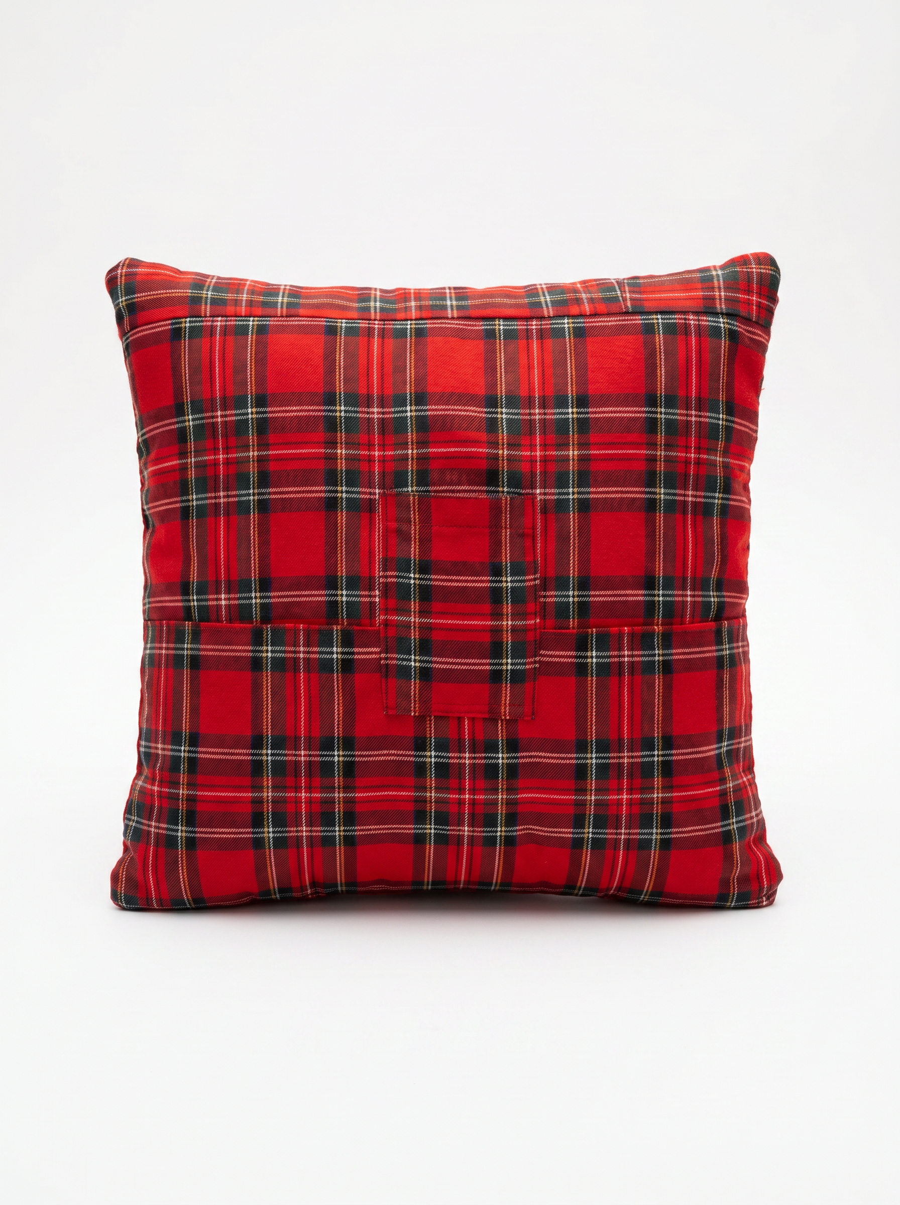Coussin rouge en maille torsadée et nœud tartan