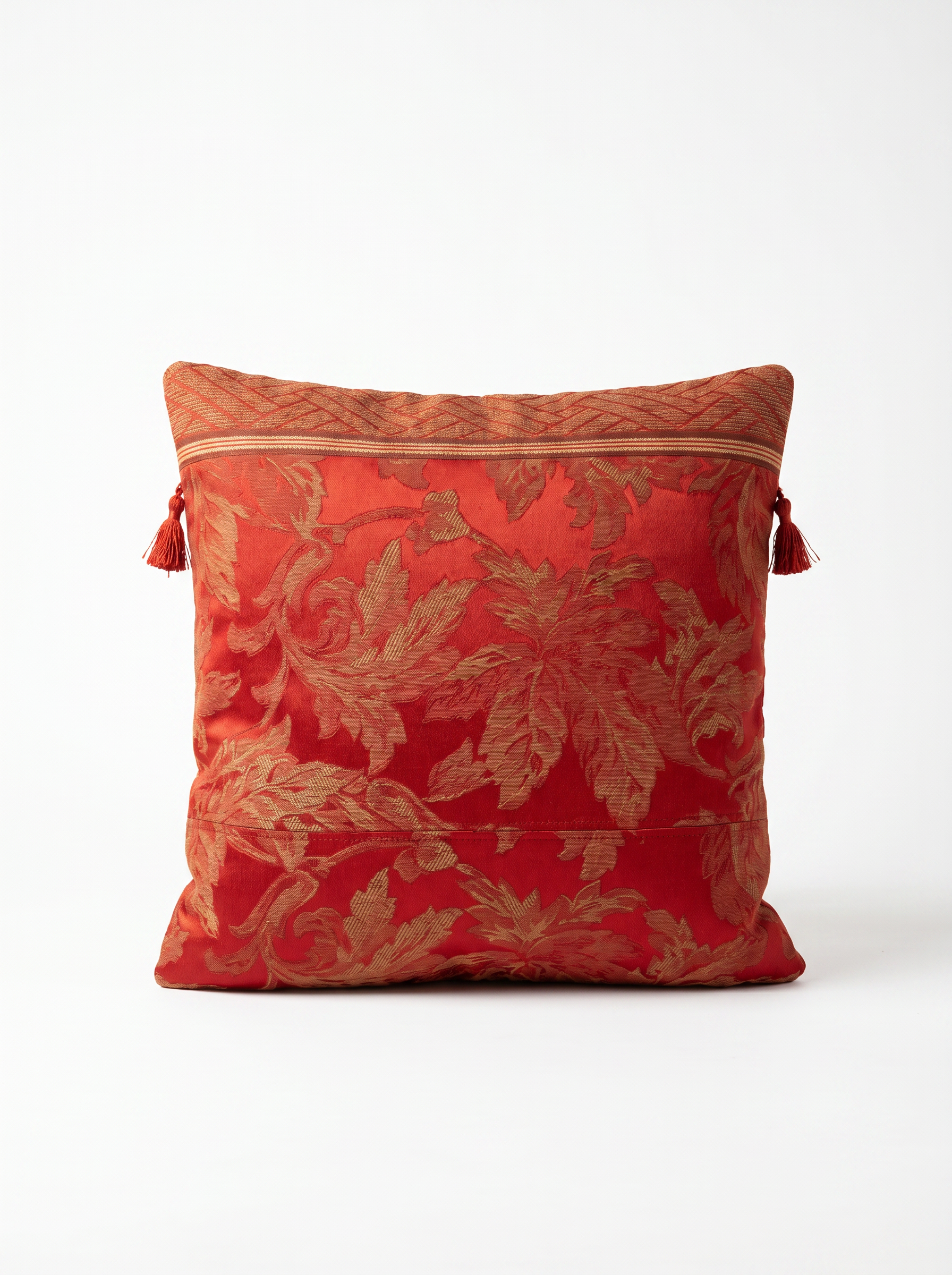 Coussin royal aux chats ornés et dos damassé rouge