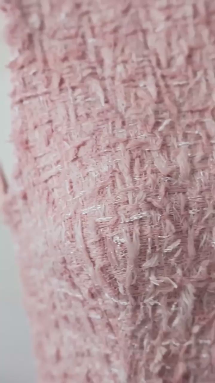 Robe en tweed rose avec fleur