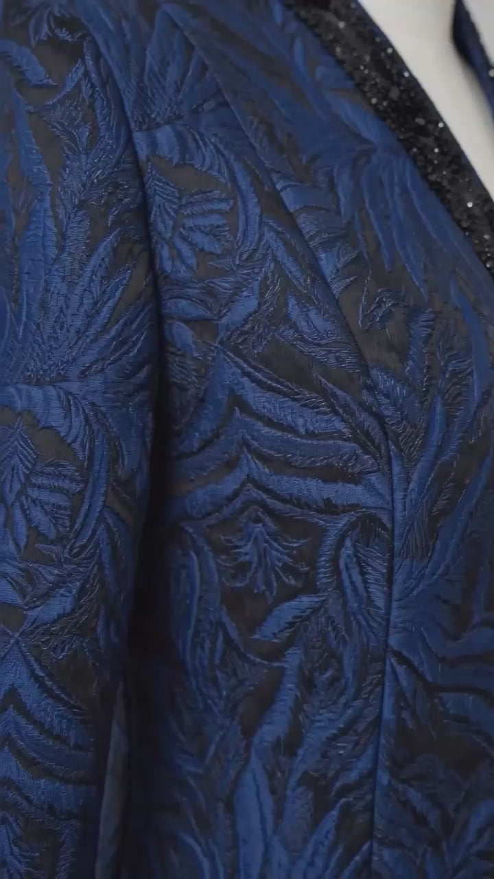 Manteau-robe bleu brocart à bordure perlée