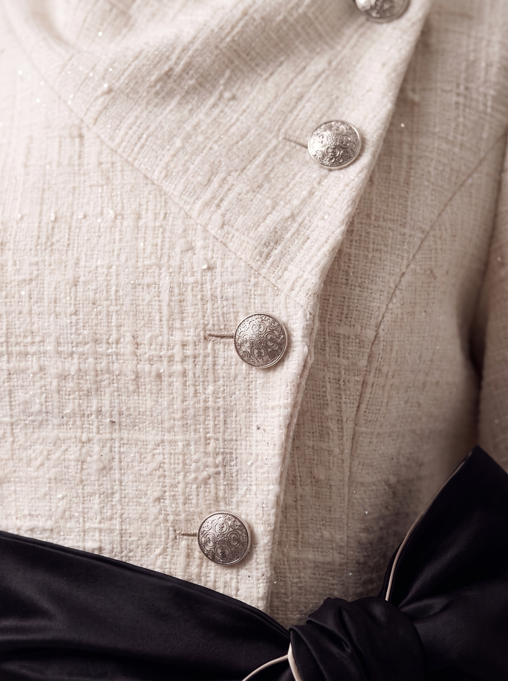 Robe-manteau blanche ceinturée à col montant