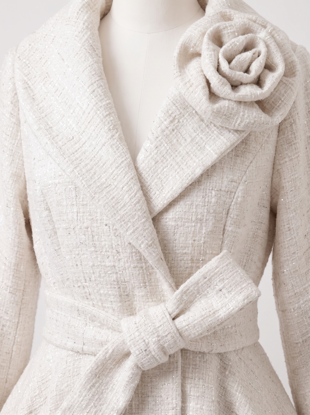 Robe-manteau longue blanche ceinturée à fleur