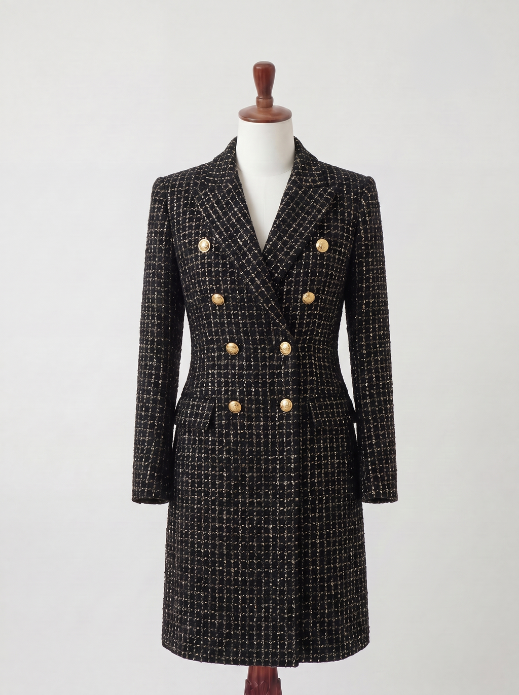 Robe-manteau noire croisée à boutons dorés