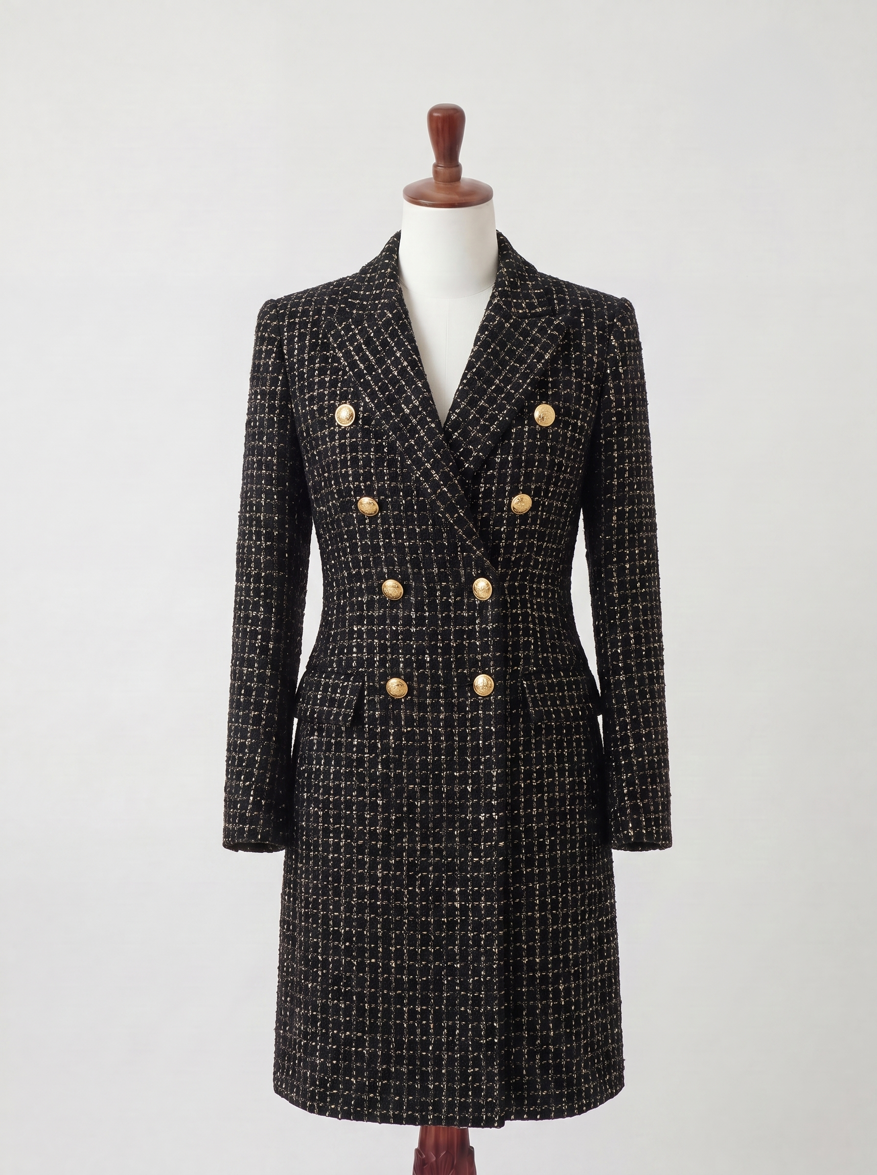Robe-manteau noire croisée à boutons dorés