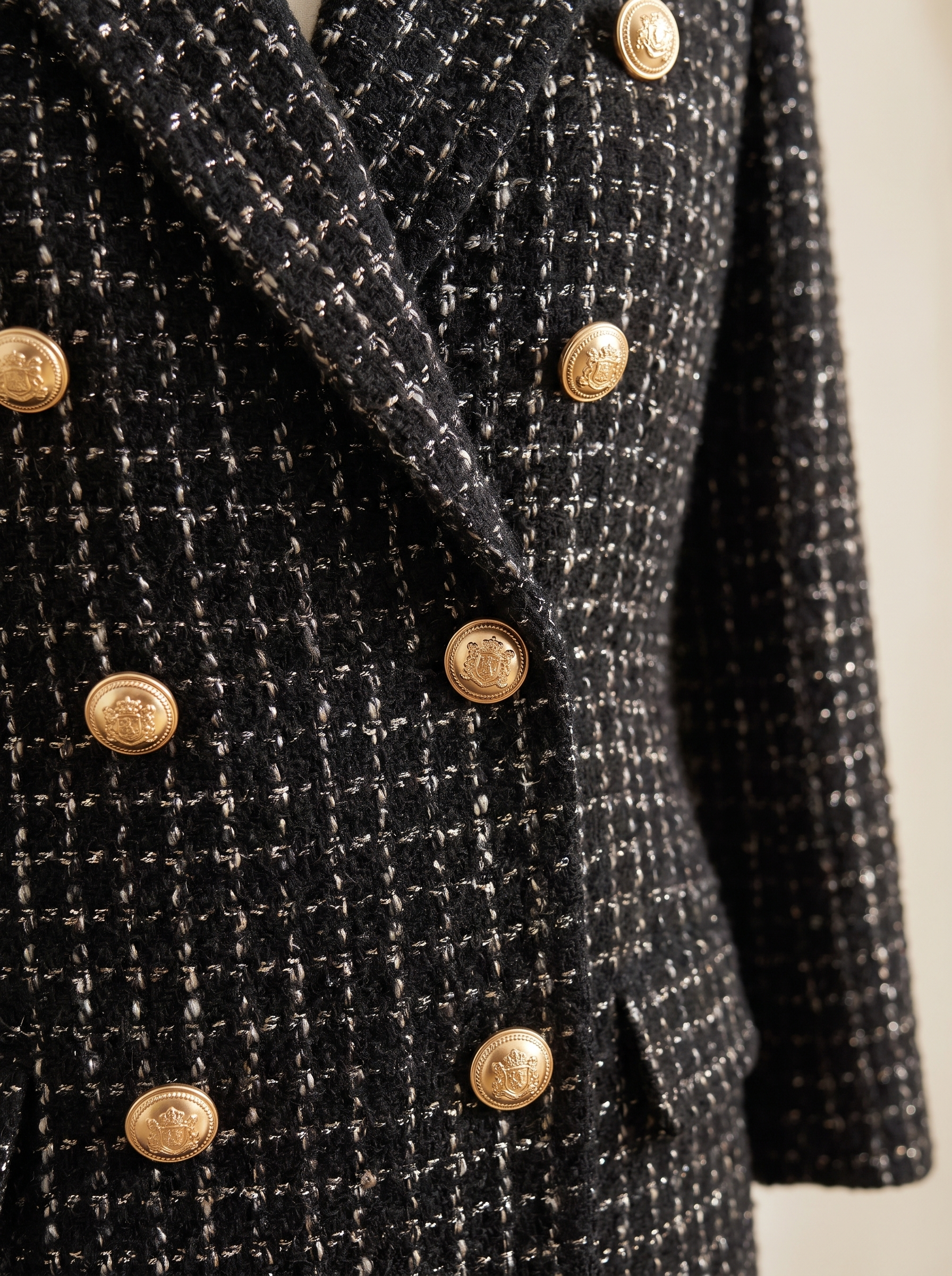 Robe-manteau noire croisée à boutons dorés