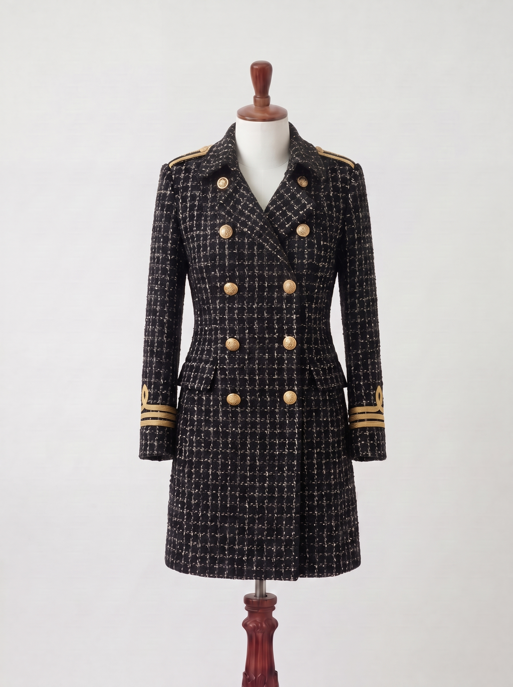 Robe-manteau noire d’inspiration militaire à boutons dorés