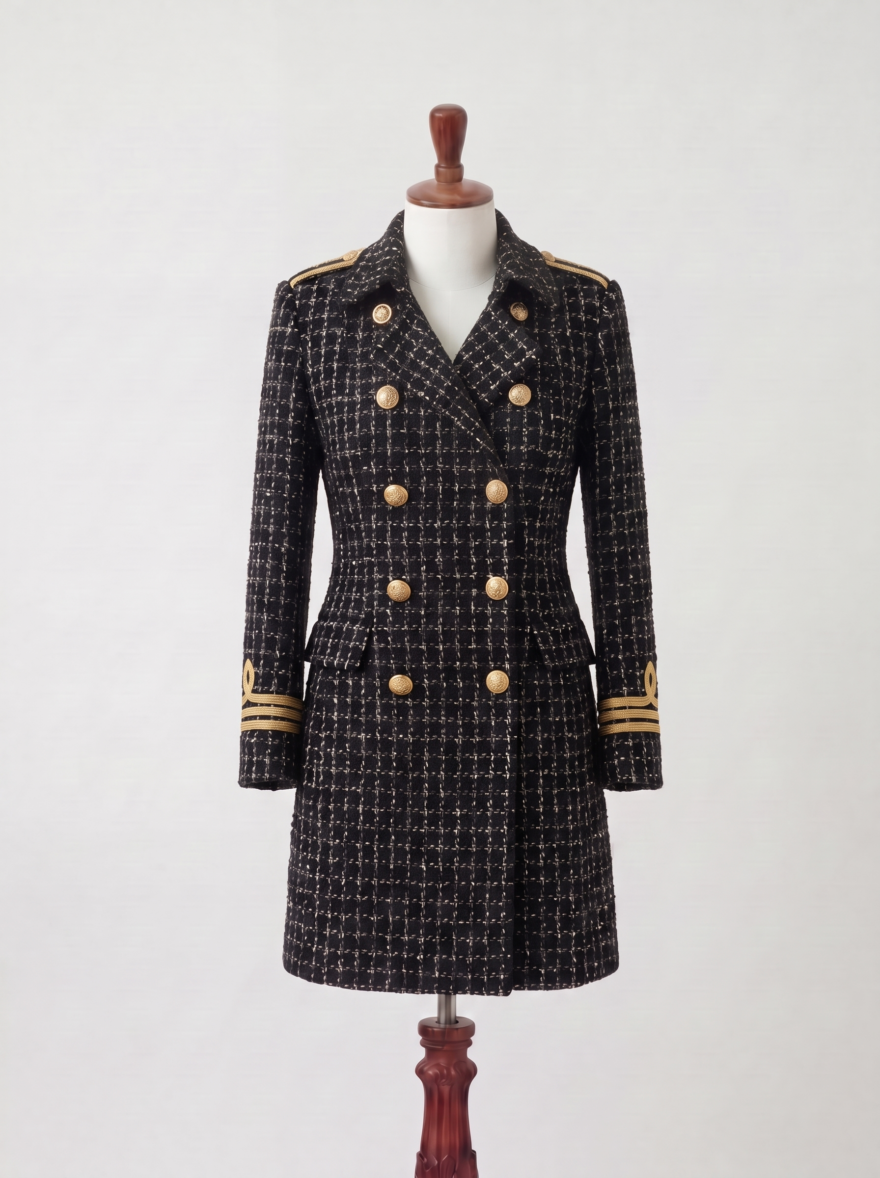 Robe-manteau noire d’inspiration militaire à boutons dorés