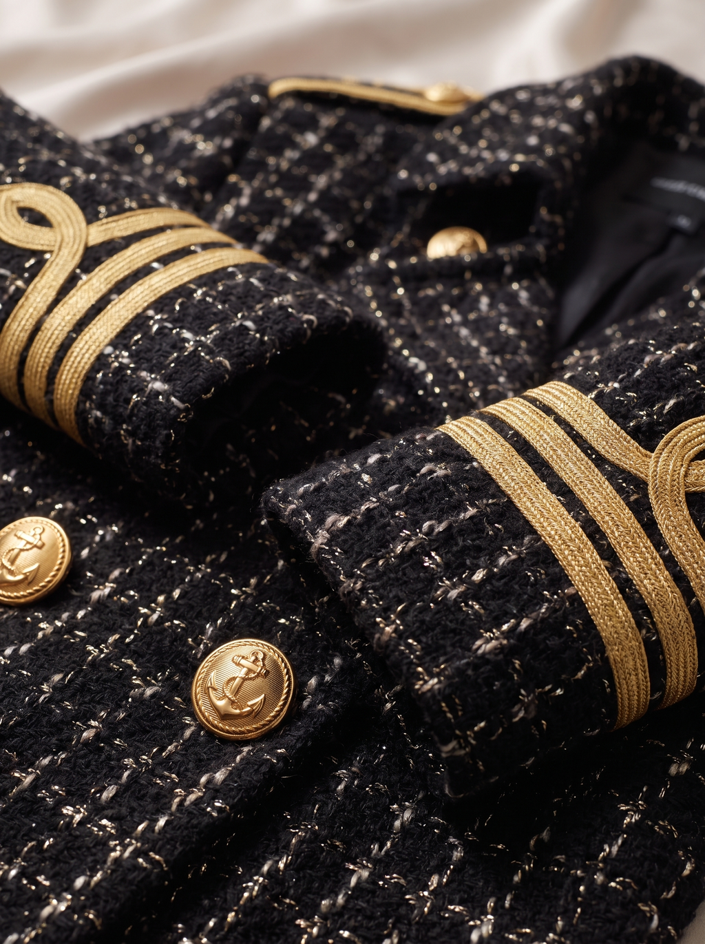 Robe-manteau noire d’inspiration militaire à boutons dorés