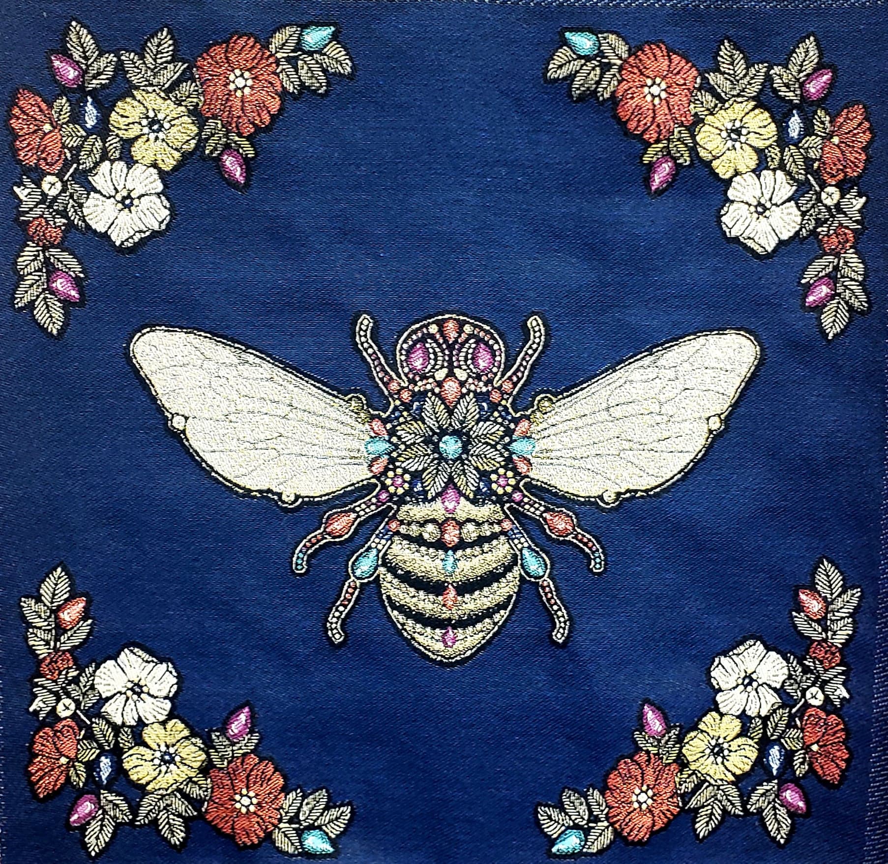Coussin petit point Abeille Royale Cushion 130.00 / 2 options couleurs : Bleu Royal ou Émeraude / Napoléon / Royal Bee / Canevas made in France canvas / petit-point broderie / forme mousse 100% polyester