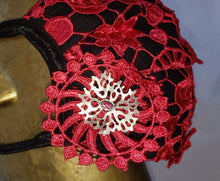 Charger l&#39;image dans la galerie, Arabesca / Masque SERAFINO pour ENVERS / style chirurgical / dentelle Maroc / 3 fleurs de corail en argent sterling serties de 3 tourmalines rosés
