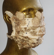 Load image into Gallery viewer, Masque Hommage à Raphaëlle Paquette soprano / Dentelle fil d&#39;or / brocart soie/ Cristal Swarovski
