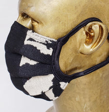Charger l&#39;image dans la galerie, Masque Love AFRICA / style chirurgical  / 80% polyester 20% laine / zèbre noir et beige /
