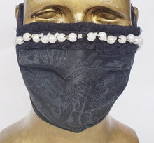 Charger l&#39;image dans la galerie, Masque Hommage à Gabrielle Chanel / style chirurgical / 2 options: 16 perles de résine et strass 64,99 ou 16 perles véritables et strass 199,99/ business attire / rendez-vous d&#39;affaire / corporatif / haute couture.
