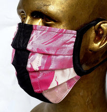 Charger l&#39;image dans la galerie, Masque SPLENDEUR inspiré du livre de l&#39;écrivaine Isabelle Laflèche / Éditions de l&#39;Homme / Brocart soie &amp; viscose / livre 29,99 et masque 39,99/ book mask /fashion design and literature /design de mode et littérature /2 styles: anatomique ou chirurgical
