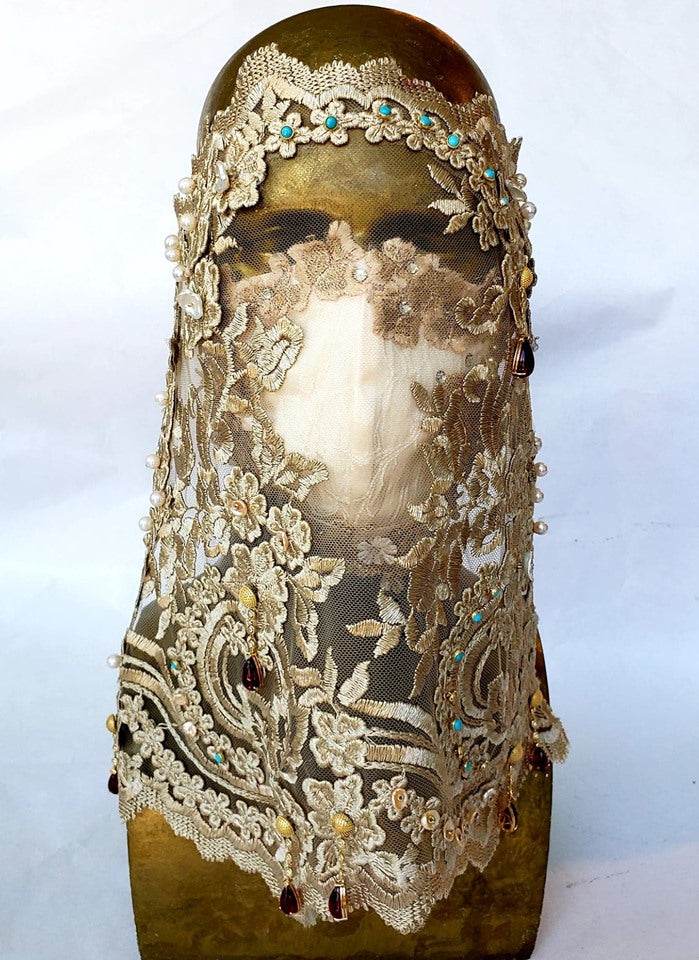 Masque voile dentelle Hommage à Catherine de Médicis / Serafino pour ENVERS / mariée / mariage / wedding / liturgie / monarchie / diamants / diamonds / or / turquoises / rubellites tourmalines  / perles / pearls / gold / tapis rouge / première / gala