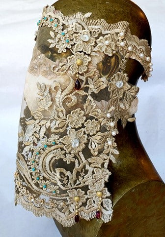 Masque voile dentelle Hommage à Catherine de Médicis / Serafino pour ENVERS / mariée / mariage / wedding / liturgie / monarchie / diamants / diamonds / or / turquoises / rubellites tourmalines  / perles / pearls / gold / tapis rouge / première / gala