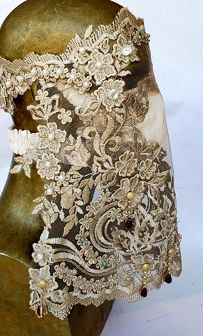 Masque voile dentelle Hommage à Catherine de Médicis / Serafino pour ENVERS / mariée / mariage / wedding / liturgie / monarchie / diamants / diamonds / or / turquoises / rubellites tourmalines  / perles / pearls / gold / tapis rouge / première / gala
